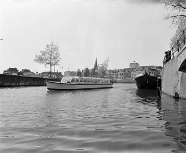 73520 Gezicht op de Stadsbuitengracht te Utrecht met een rondvaartboot, uit het zuidoosten. Rechts een deel van de ...